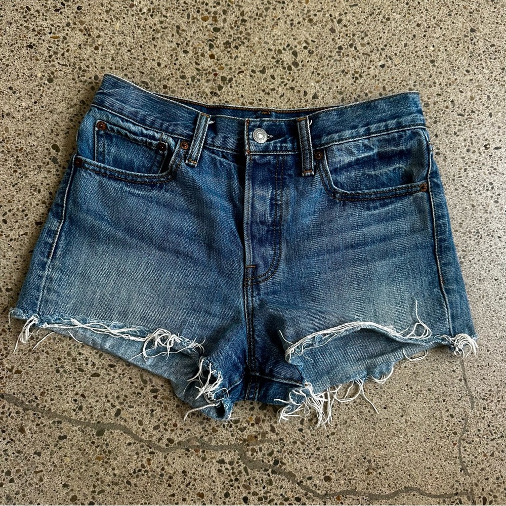 Classic Levi's 501 High-Waisted Jean Shorts - Size 27